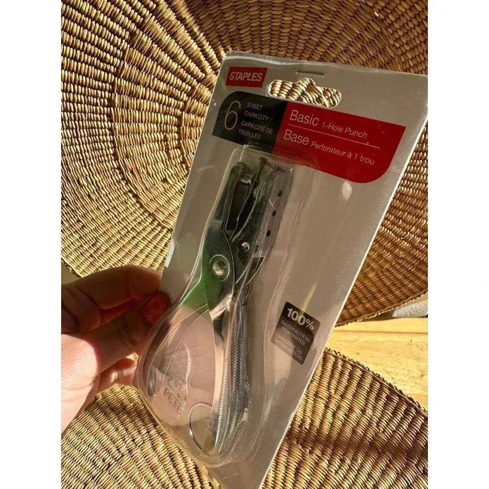 Staples basic NEW 1-hole punch - Picture 4 of 5